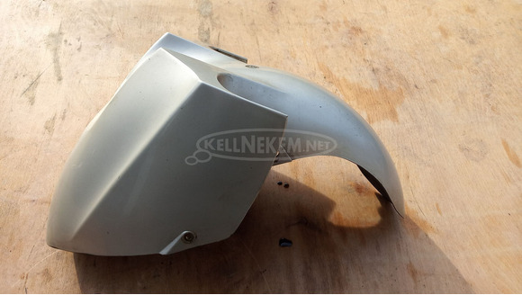 Yamaha Majesty 125 - 180 első sárvédő sérült Yamaha Majesty 125 - 180 első sárvédő sérült