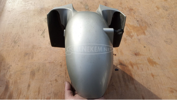 Yamaha Majesty 125 - 180 első sárvédő sérült Yamaha Majesty 125 - 180 első sárvédő sérült