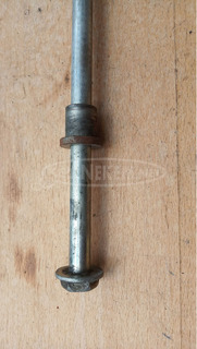 Yamaha Majesty 125 - 180 első keréktengely Yamaha Majesty 125 - 180 első keréktengely