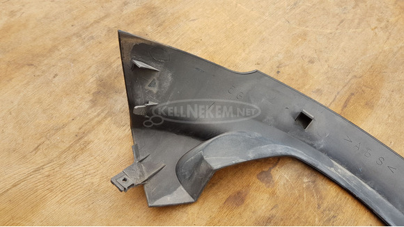 Yamaha Majesty YP 250 hátsó lámpa alatti idom 3 - 5/8