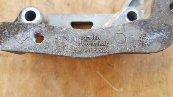 Aprilia Scarabeo Light 400 - 500 hátsó féknyereg tartó konzol - 4/7