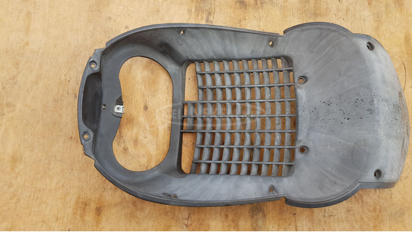 Aprilia Scarabeo Light 400 - 500 hűtő elötti idom - 3/8