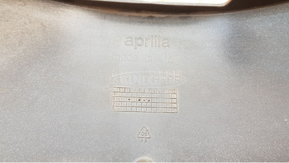 Aprilia Scarabeo Light 400 - 500 ülés zsanér körüli idom - 6/7