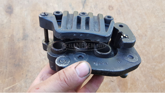 Aprilia scarabeo light 125 - 200 első féknyereg - 6/8