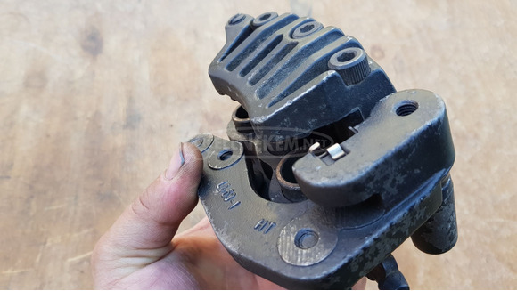 Aprilia scarabeo light 125 - 200 első féknyereg - 7/8