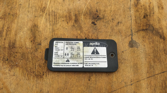 Aprilia scarabeo light 125 - 200 karburátoros szervízfedél sisaktartób - 1/3