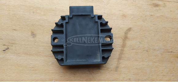 Aprilia Scarabeo 125 - 200 (piaggio) feszültségszabályzó