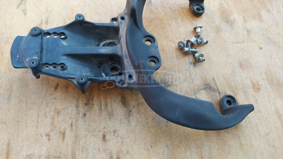 Aprilia Scarabeo 125 - 250 (piaggio) hátsó kapaszkodó - 2/8