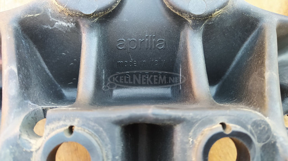 Aprilia Scarabeo 125 - 250 (piaggio) hátsó kapaszkodó - 7/8