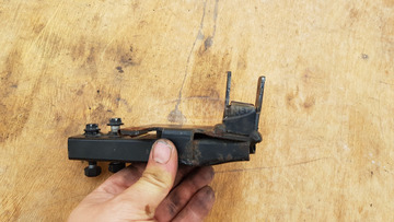 Aprilia Scarabeo 125 - 250 (piaggio) hátsó lábtartó konzol balos