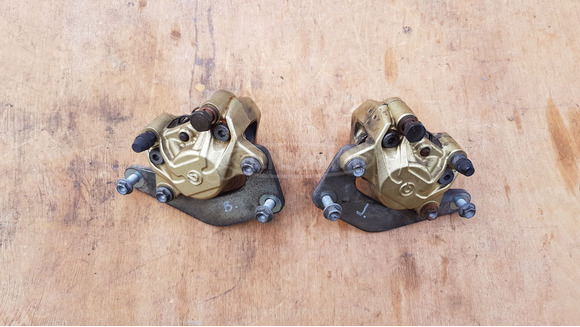 Piaggio Beverly Tourer 400 első féknyereg pár - 9/9