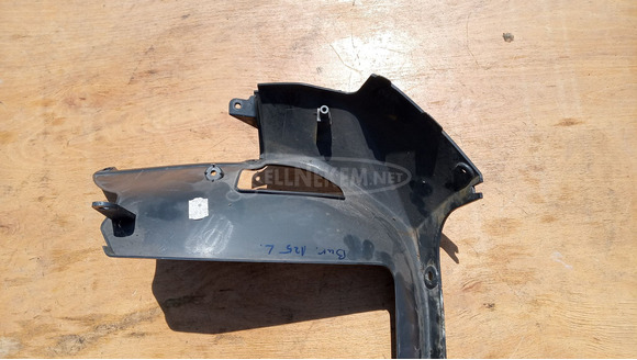 Suzuki Burgman UH 125 - 150 első idom alsó - 7/10