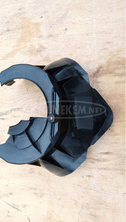 Suzuki Burgman UH 125 - 150 első kerék feletti műanyag - 1/6