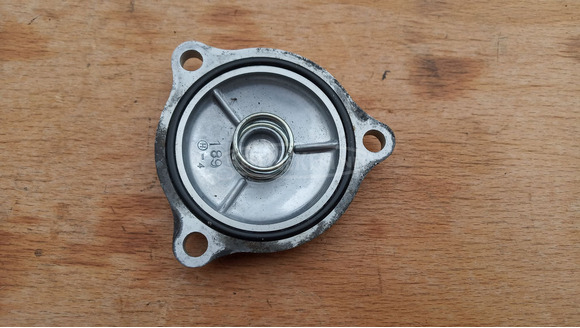 Suzuki Burgman UH 125 - 150 olajszűrő fedél - 1/4