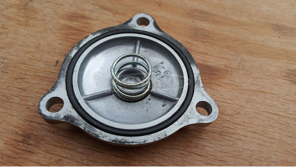 Suzuki Burgman UH 125 - 150 olajszűrő fedél - 4/4