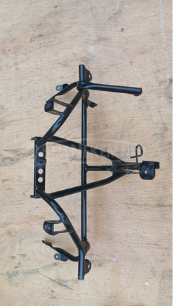 Suzuki Burgman UH 125 - 150 első idomtartó konzol - 1/10