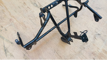 Suzuki Burgman UH 125 - 150 első idomtartó konzol