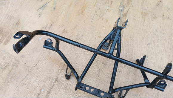 Suzuki Burgman UH 125 - 150 első idomtartó konzol - 8/10