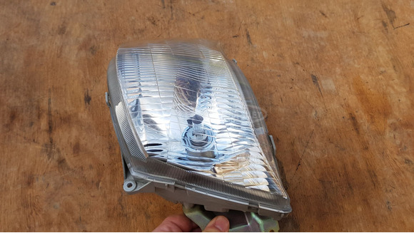 Suzuki Burgman 250 - 400 első lámpa - 9/10