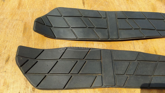 Suzuki Burgman 250 - 400 gumiszőnyeg pár - 2/6