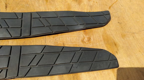 Suzuki Burgman 250 - 400 gumiszőnyeg pár - 3/6