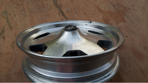 Suzuki Burgman 250 - 400 első felni - 7/10