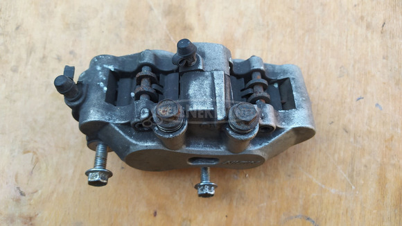 Suzuki Burgman 250 - 400 első féknyereg - 2/6