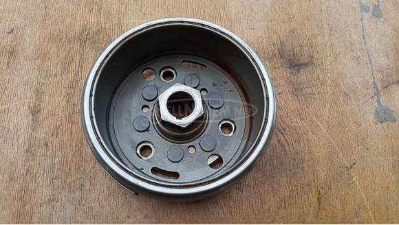 Suzuki Burgman 250 - 400 lendkerék - 1/8