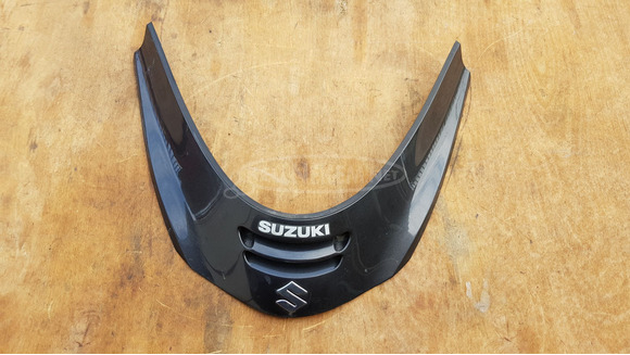 Suzuki Burgman 250 - 400 első idom betét sérült - 1/7