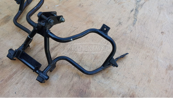 Suzuki Burgman 250 - 400 első idom tartó konzol - 3/8