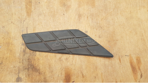 Suzuki Burgman 250 - 400 hátsó gumiszőnyeg balos - 1/4