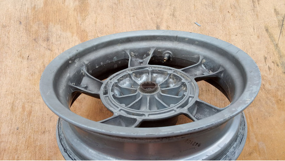 Malaguti Madison K 400 hátsó felni