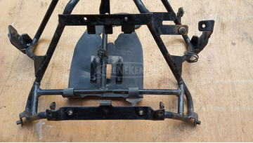 Kymco Grand Dink 125 - 150 első idomtartó konzol