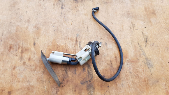 Peugeot Satelis 400 benzinpumpa - 1/9