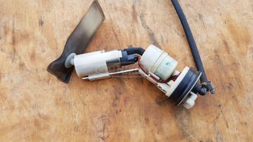 Peugeot Satelis 400 benzinpumpa