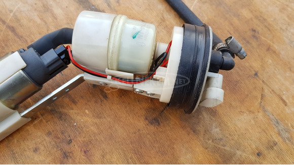 Peugeot Satelis 400 benzinpumpa - 5/9