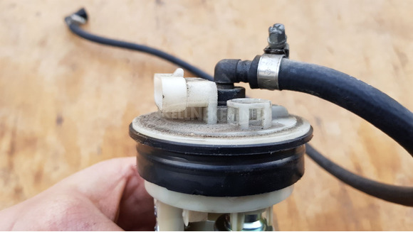 Peugeot Satelis 400 benzinpumpa - 8/9