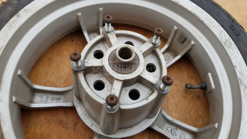 Peugeot Satelis 400 első kerék