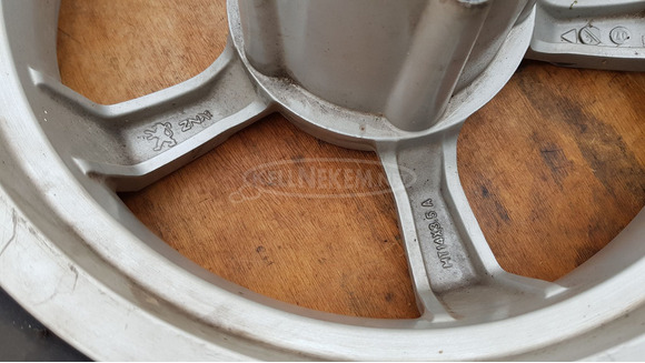 Peugeot Satelis 400 első kerék