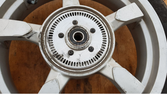 Peugeot Satelis 400 első kerék