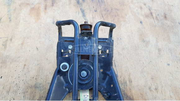 Peugeot Satelis 400 első idomtartó konzol