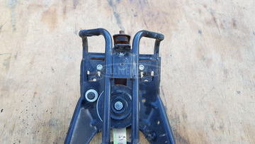 Peugeot Satelis 400 első idomtartó konzol