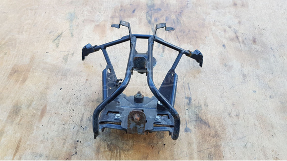 Peugeot Satelis 400 első idomtartó konzol