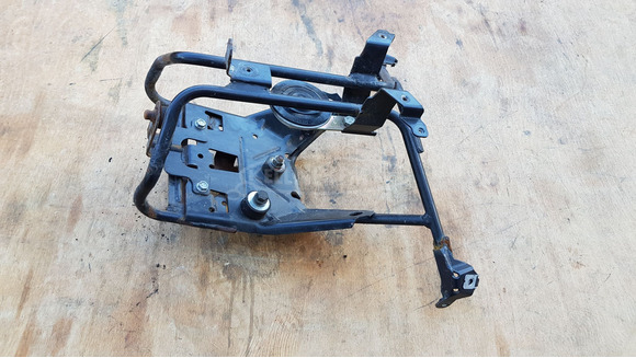 Peugeot Satelis 400 első idomtartó konzol