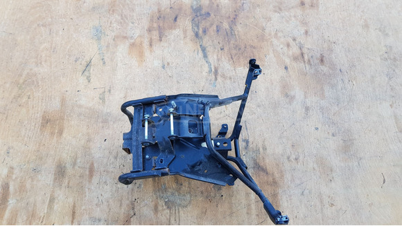 Peugeot Satelis 400 első idomtartó konzol