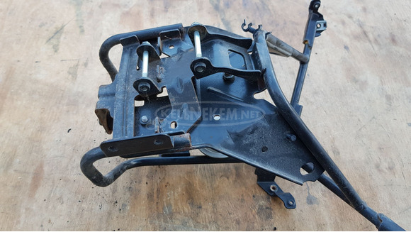 Peugeot Satelis 400 első idomtartó konzol