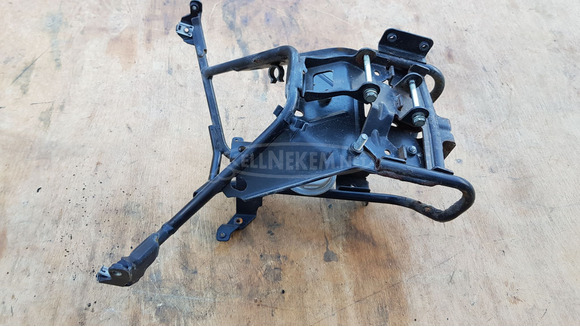 Peugeot Satelis 400 első idomtartó konzol