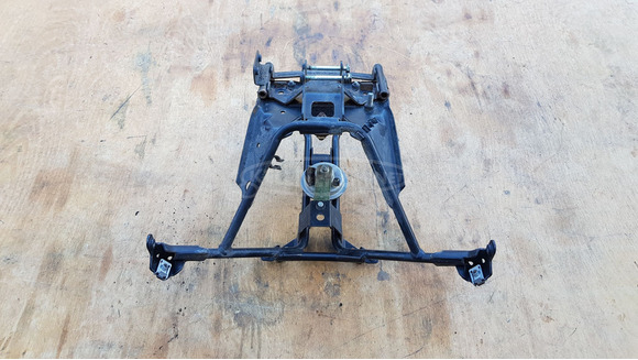 Peugeot Satelis 400 első idomtartó konzol