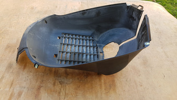 Peugeot Satelis 400 hűtő elötti idom