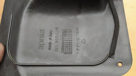 Aprilia Atlantic 125 - 200 szervízfedél sisaktartóba - 3/5